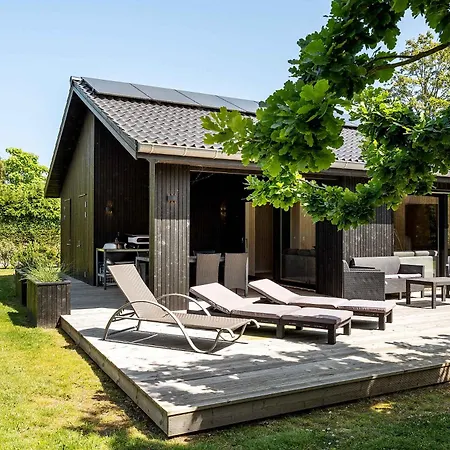 New And Modern With Hot Tub *