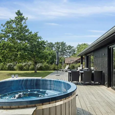 Prázdninový dům New And Modern With Hot Tub Grenå