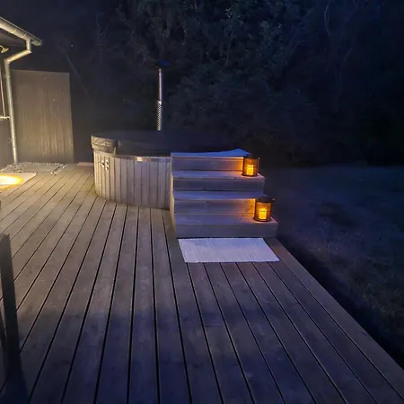 New And Modern With Hot Tub *