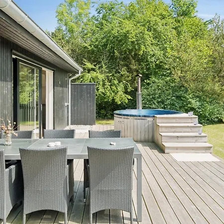 Feriehus New And Modern With Hot Tub